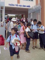 Nỗ lực tìm chỗ học cho trẻ nhập cư