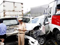 10 ôtô đâm liên hoàn, 4 người bị thương