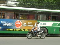 Quảng cáo trên xe buýt: vướng mỗi chuyện ăn chia!