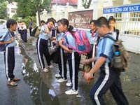 Trẻ vào năm học mới: Cặp sách vẫn oằn vai