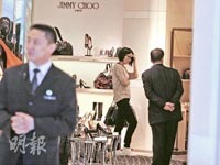 “Bà bầu” Vương Phi đi mua sắm