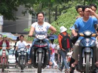 Làng “không thích” đội mũ bảo hiểm!