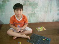 Phạt trẻ bằng cách... cởi quần áo trước lớp !