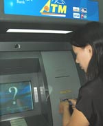 Nạp tiền vào thẻ ATM, coi chừng bị lừa!