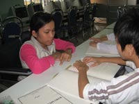 Cô giáo tật nguyền và các em khiếm thị