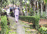 Ngồi trên ngõ đá