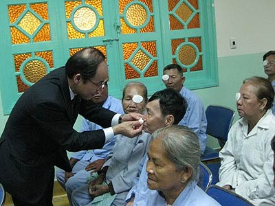 Mổ mắt cho 500 bệnh nhân nghèo