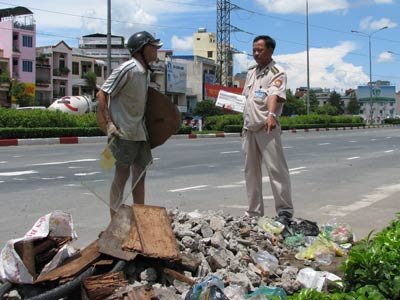 Bắt quả tang 2 người đổ rác, xà bần bậy