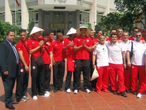 Cầu thủ Olympiakos thích nón lá VN