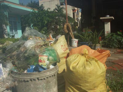 Rác tồn đọng 20 ngày vẫn chưa thu gom
