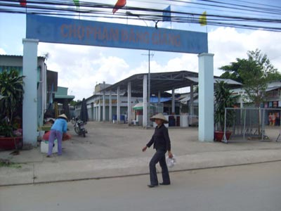 Chợ bỏ hoang, dân tràn ra đường buôn bán