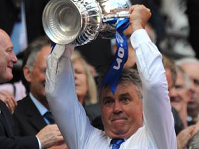 Vừa giành FA Cup, Guus Hiddink đã bị phạt tiền