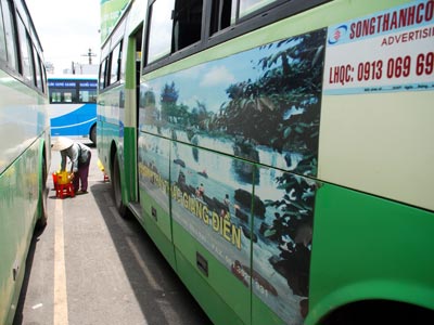 Nên khai thác quảng cáo trên xe buýt