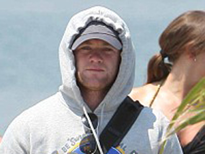 Rooney về nhà với chấn thương ở… tai