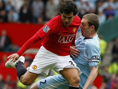 Tevez tiết lộ Maradona đề nghị anh rời M.U sang Man City