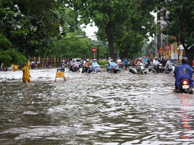 Dân Hà Nội kẹt cứng vì mưa ngập