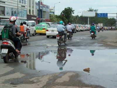 Lô cốt đi qua, ổ gà xuất hiện
