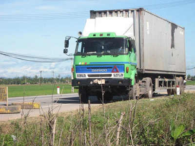 Xe chở hóa chất đang chạy bất ngờ bốc cháy