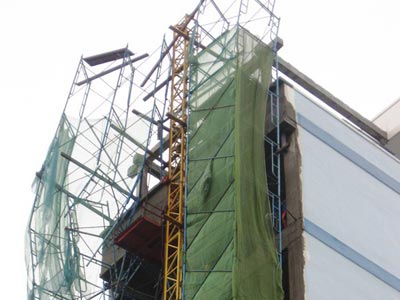 Thanh sắt rơi từ tầng 7, người đi đường chạy loạn