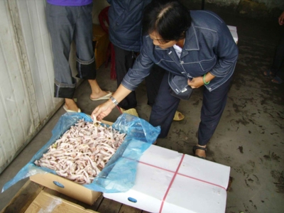 Thêm hai lô hàng chân gà không được khai báo