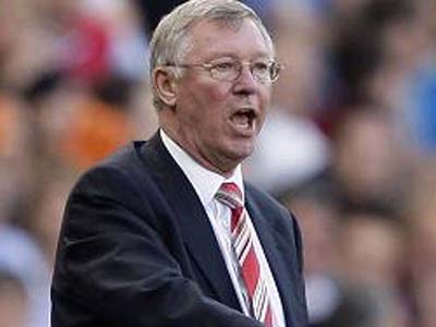 Trọng tài Anh đòi cấm cửa Sir Alex