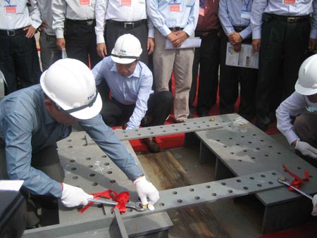 Bên cầu Cần Thơ ngày hợp long