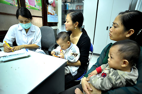 Trẻ dễ bị lùn do thừa... canxi