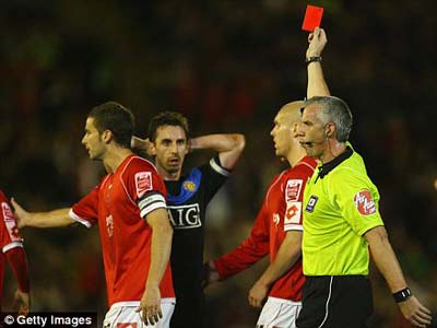 Sir Alex bất ngờ… ủng hộ trọng tài
