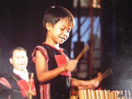 Già níu, trẻ buông