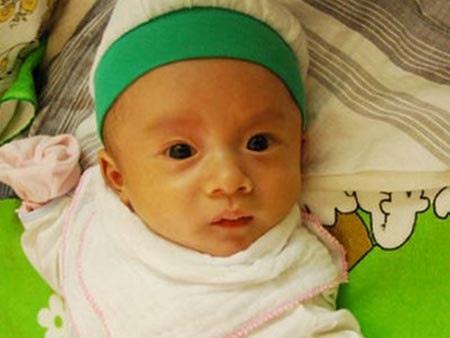 Luật sư nhận bảo vệ miễn phí cho bé bị đâm kim vào thóp