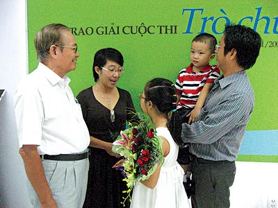 Tr&ograve; chuyện v&agrave; lắng nghe con
