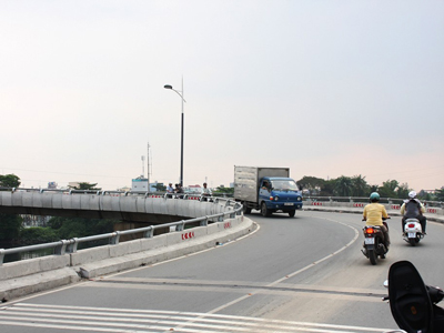 Xuất hiện khúc cua tử thần trên cầu Nguyễn Văn Cừ