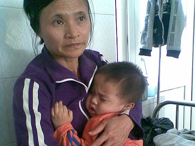 Bị bố dượng đánh, cháu bé 2 tuổi hoảng loạn