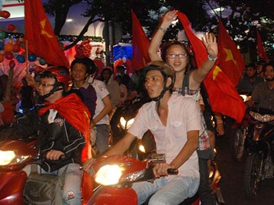 CĐV TPHCM xuống đường ăn mừng