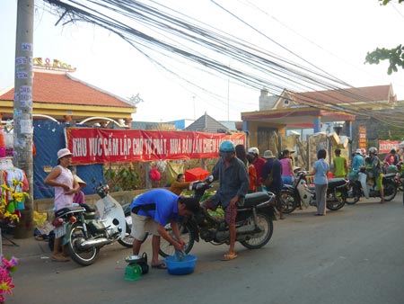 Vẫn họp chợ trên đường
