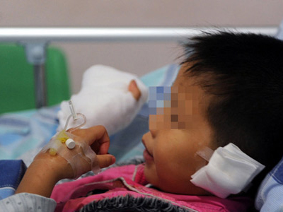 Cắt tai, chặt ngón tay con riêng của chồng