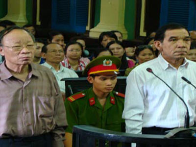Ngày 16-3, ông Huỳnh Ngọc Sĩ tiếp tục đáo tụng đình
