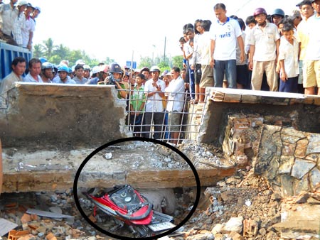 Cổng chào huyện Tiểu Cần đổ sập, một người tử vong
