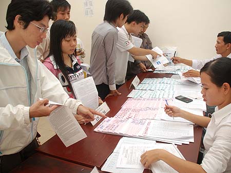 Hồ sơ dự thi giảm mạnh
