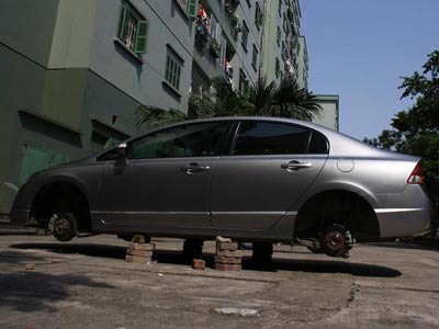 Hà Nội: Lại tháo bánh ô tô, bẻ gương chiếu hậu