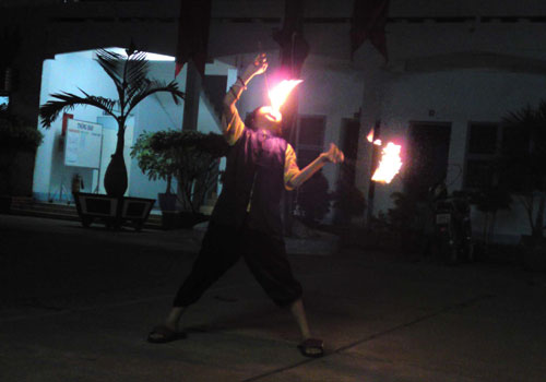 Sống bám trẻ thơ