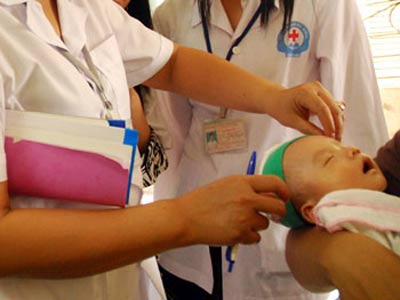 Kẻ đâm kim vào đầu bé trai ngất xỉu khi tuyên án