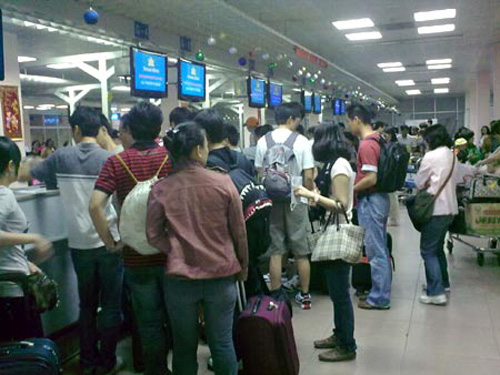 Ga Tân Sơn Nhất ngập nước, cả nghìn khách phải hoãn bay