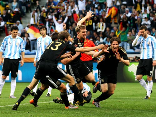 Xe tăng Đức đè bẹp Argentina 4-0