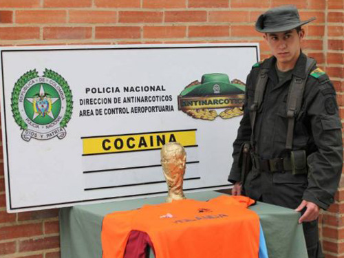 Thu giữ chiếc cúp World Cup cocaine 11kg