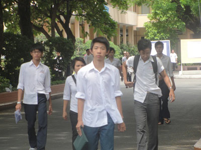 Kẹt xe, nhiều thí sinh chạy bộ đến làm thủ tục dự thi