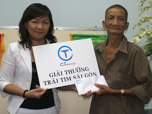 Thưởng cho người hơn 30 năm vớt rác