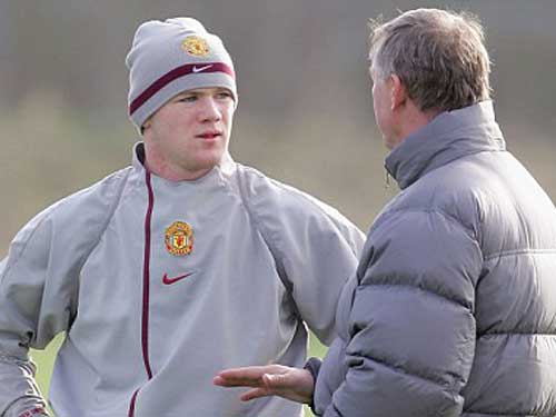 Rooney hết năn nỉ vợ lại van xin thầy Alex