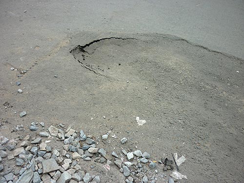 Nhiều điểm sụp lún trên đường Nguyễn Kiệm