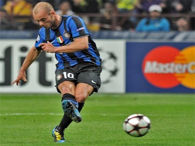 “Anh hùng” Sneijder cứu “mỹ nhân”